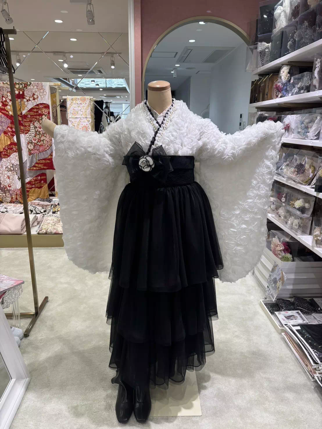 TAKAZEN姫路店　姫路市　成人式　卒業式　袴　振袖　イマドキ振袖　キラキラ　ヘップバーン　　白　金