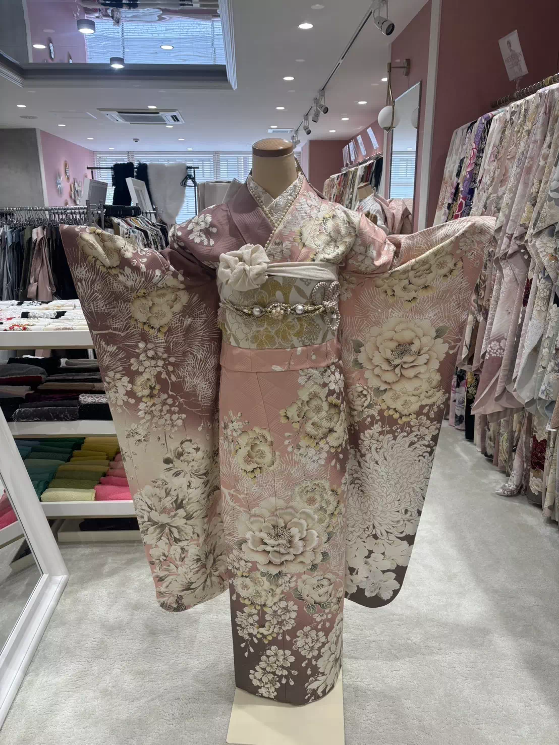 TAKAZEN姫路店　姫路市　成人式　卒業式　袴　振袖　イマドキ振袖　キラキラ　ヘップバーン　　白　金