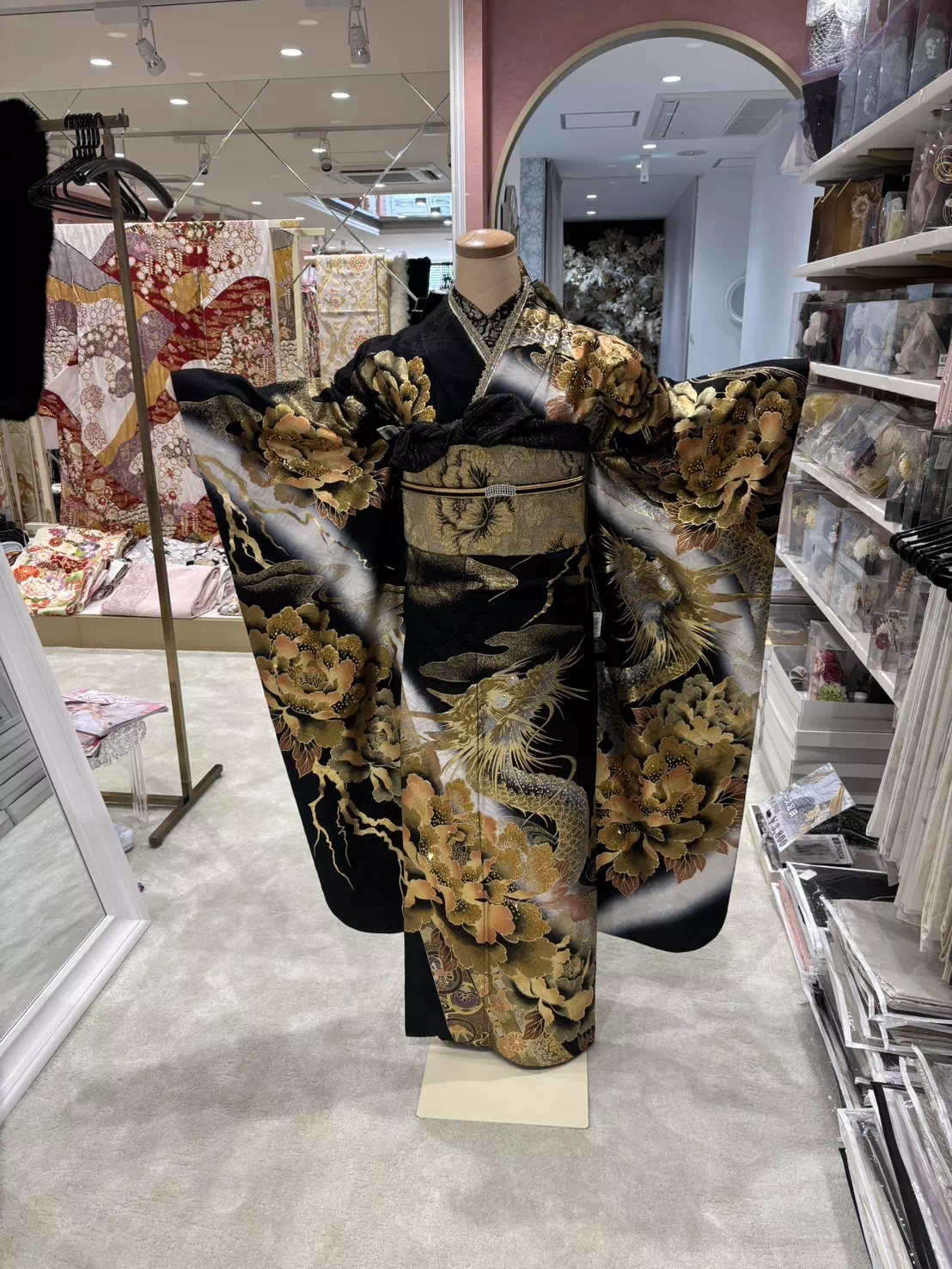 TAKAZEN姫路店　加古川市　高砂市　人気振袖　振袖レンタル　姫路市　成人式　卒業式　袴　振袖　イマドキ振袖　キラキラ　カッコイイ　黒　金