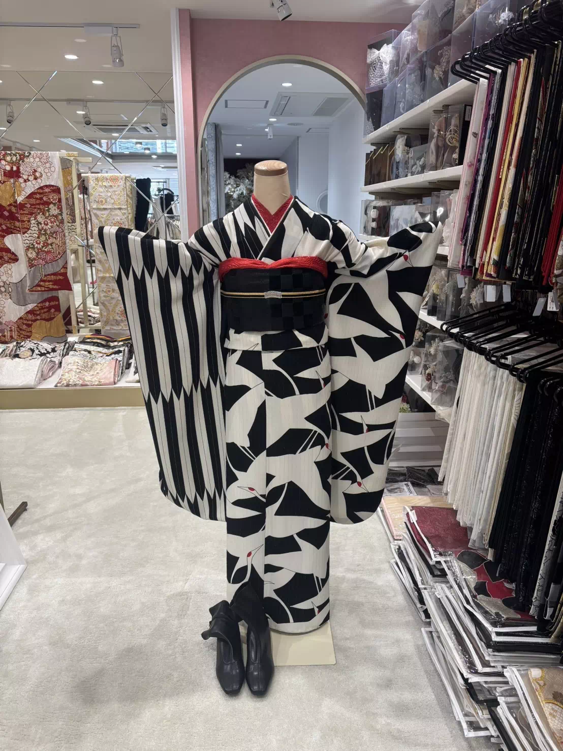 TAKAZEN姫路店　加古川市　高砂市　人気振袖　振袖レンタル　姫路市　成人式　卒業式　袴　振袖　レトロ　個性的　黒色　白色　赤色　