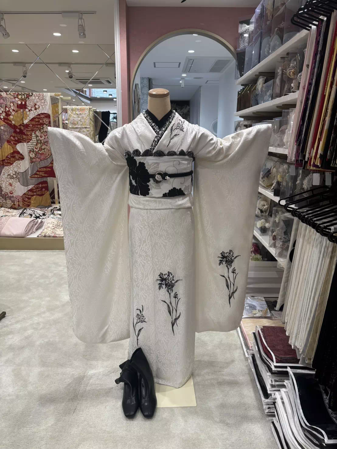 TAKAZEN姫路店　加古川市　高砂市　人気振袖　振袖レンタル　姫路市　成人式　卒業式　袴　振袖　イマドキ振袖　白　黒　モノトーン