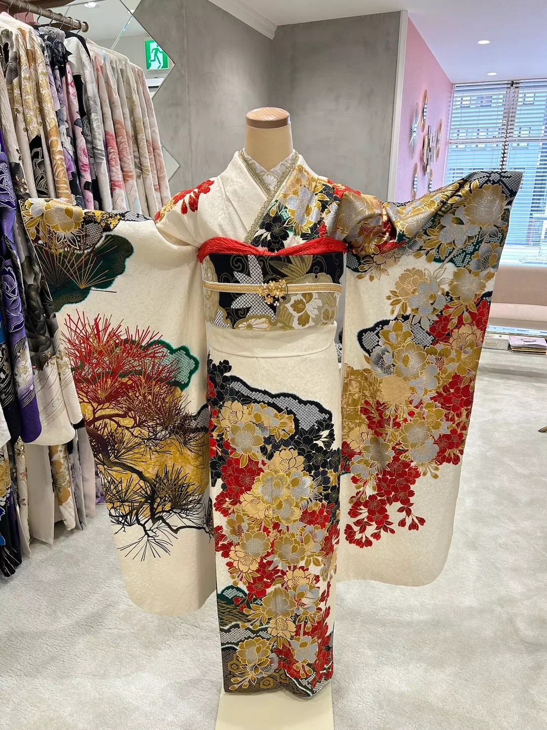 TAKAZEN姫路店　姫路市　成人式　卒業式　袴　振袖　イマドキ振袖　キラキラ　ヘップバーン　　白　金