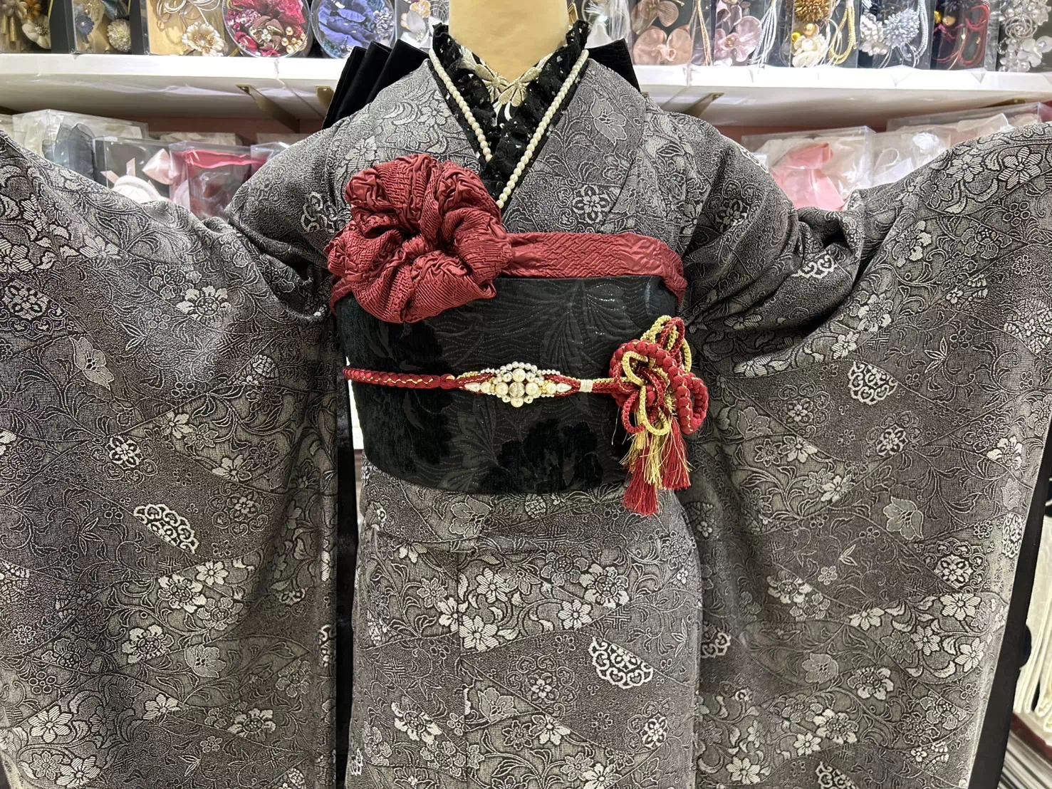 TAKAZEN姫路店　姫路市　成人式　卒業式　袴　振袖　イマドキ振袖　キラキラ　ヘップバーン　　白　金