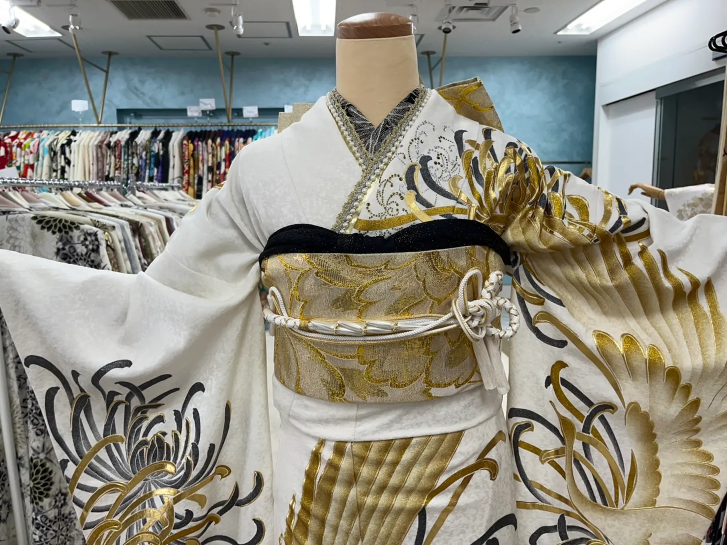 なんば　心斎橋　天王寺　モード　白/金（ゴールド）　乱菊柄　ゆうちゃみ　ギャル振袖　ラグジュアリー　人気