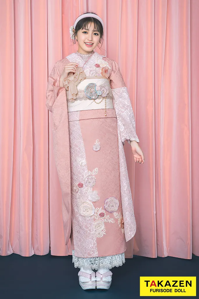 ヘップバーンミニョン　ピンクベージュ　立体花　フレンチガーリー　おしゃれ　かわいい　誰ともかぶらない　TAKAZEN　奈良　振袖　レンタル　成人式　レースインナー/ブーツコーデ　香音