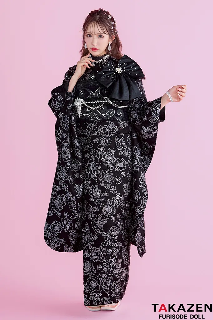 TAKAZEN　奈良　振袖　レンタル　ヘップバーンシュシュ　黒/オールブラック　バラ柄　グリッター　リボン付き　キラキラ振袖　ギャル　派手　かわいい　キャバ嬢　レースインナーコーデ　伊藤桃々