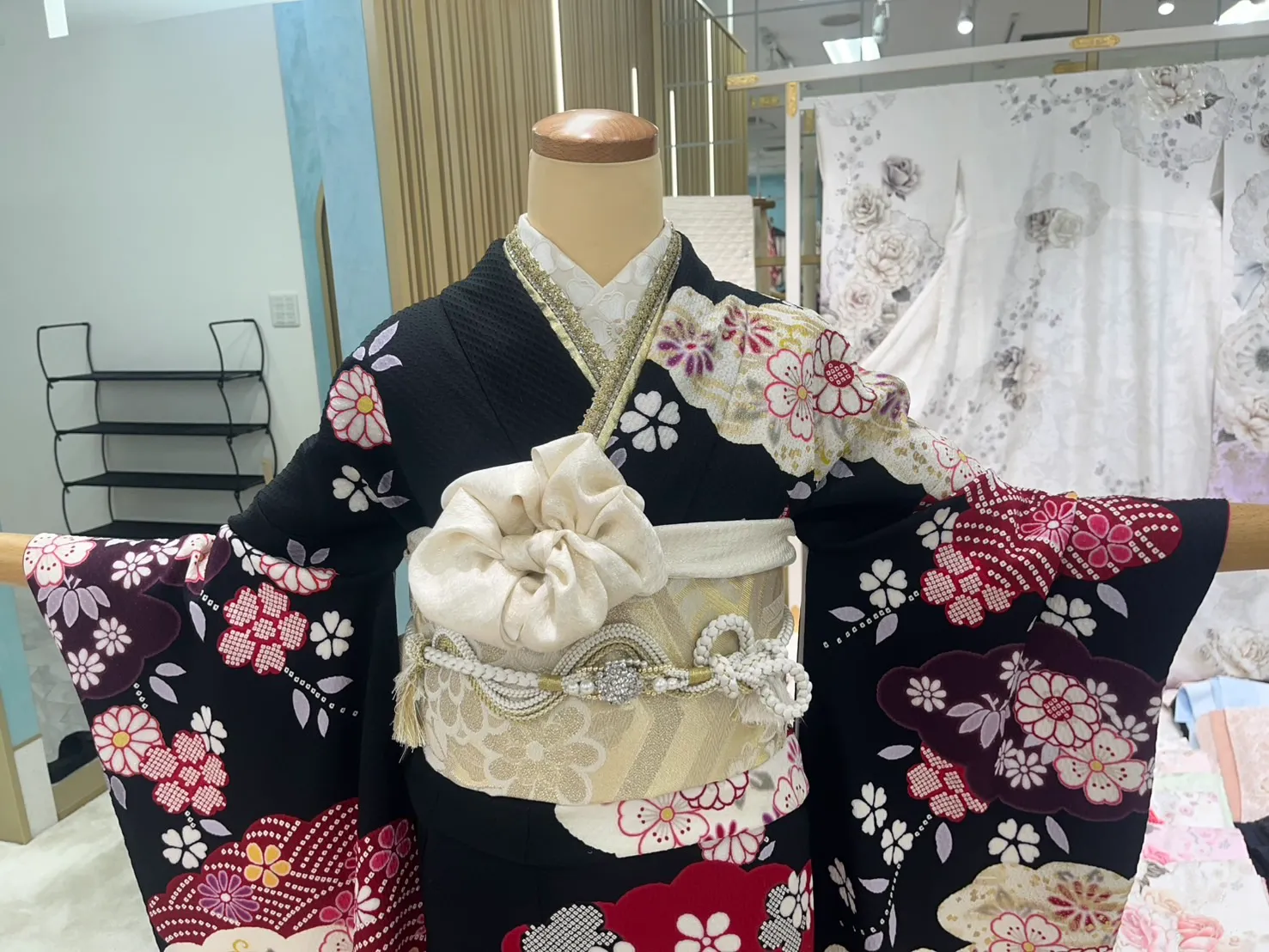 成人式　前撮り　TAKAZEN心斎橋店可愛い古典柄大人っぽい黒色ゴールド
