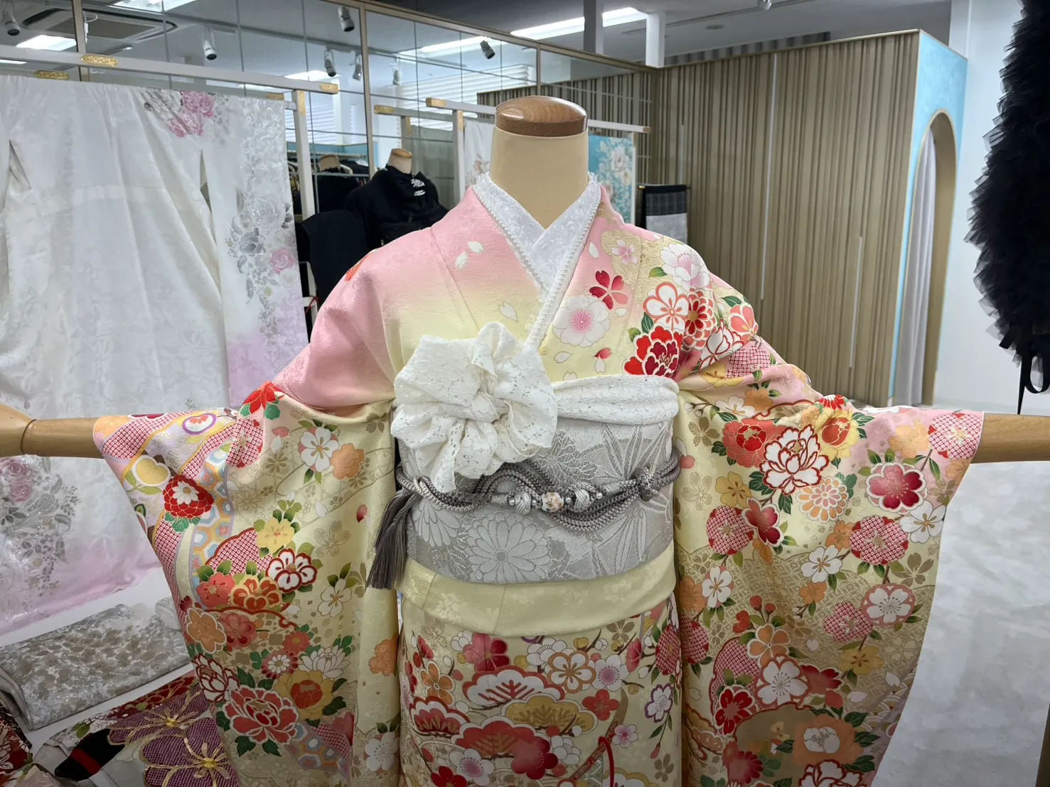 前撮り　振袖　撮影会　振袖レンタル可愛いTAKAZEN心斎橋店キラキラピンク色
