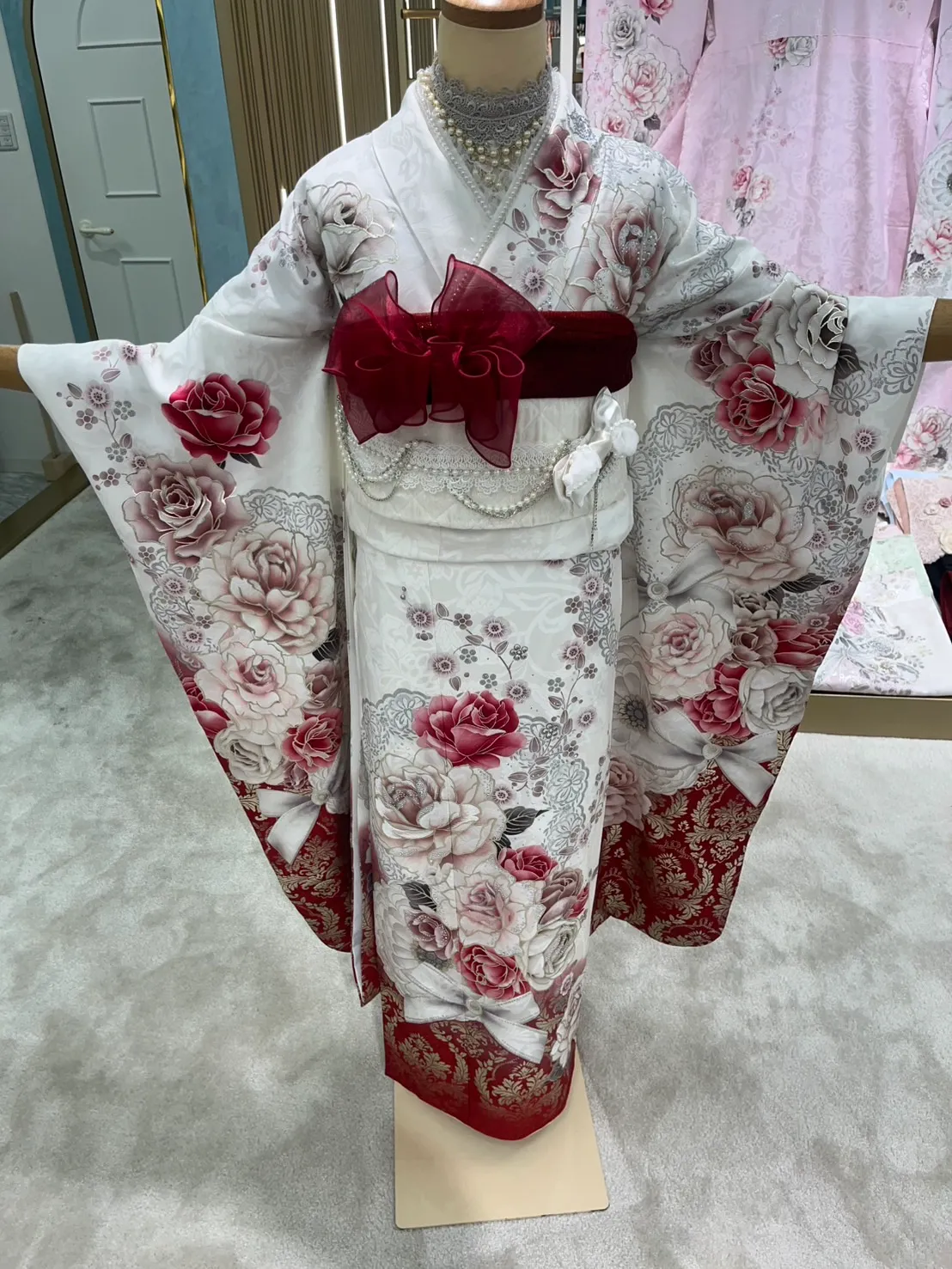 前撮り　振袖　撮影会　振袖レンタル可愛いTAKAZENオリジナルタカゼン心斎橋店キラキラヘップバーン赤色ホワイト