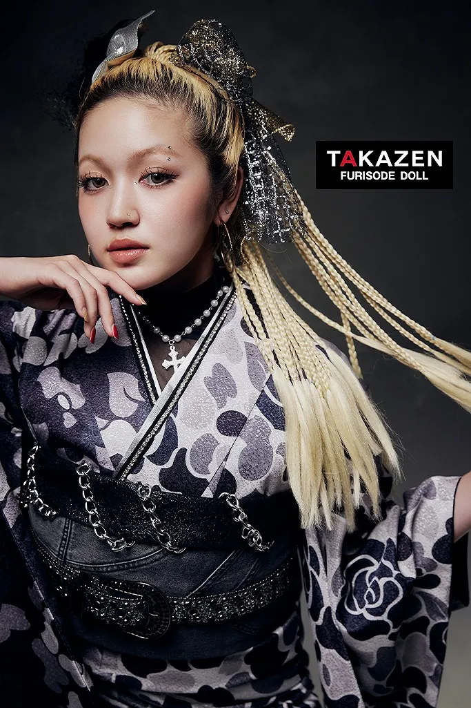 TAKAZEN　奈良　振袖　レンタル　成人式　ストリートスタイル　HIROCKコラボ振袖　モノトーン/黒/グレー　迷彩　ロック　デニム帯　ブーツコーデ