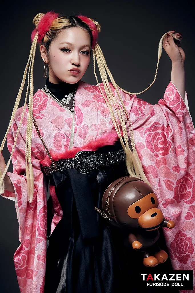 TAKAZEN　奈良　袴　レンタル　卒業式　レザー袴　ピンク　ストリートスタイル　HIROCKコラボ袴　ピンク　カモフラ　迷彩　レザー袴　おしゃれ　ブーツコーデ
