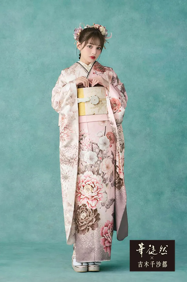 ローラ振袖｜成⼈式の振袖レンタルならTAKAZEN、世界⼀かわいい