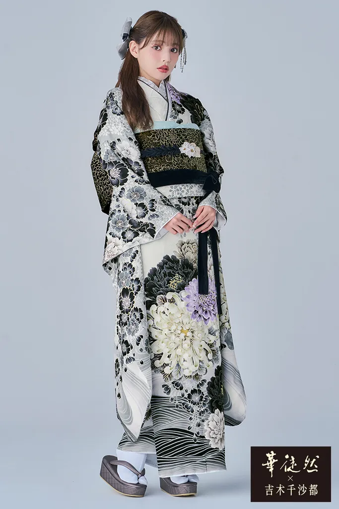 TAKAZENのレンタル振袖 華徒然×吉木千沙都ブランド振袖　グレー/ニュアンスカラー　古典柄　大人っぽい　きれいめ　渋い　くすみ系【通販可】K1259