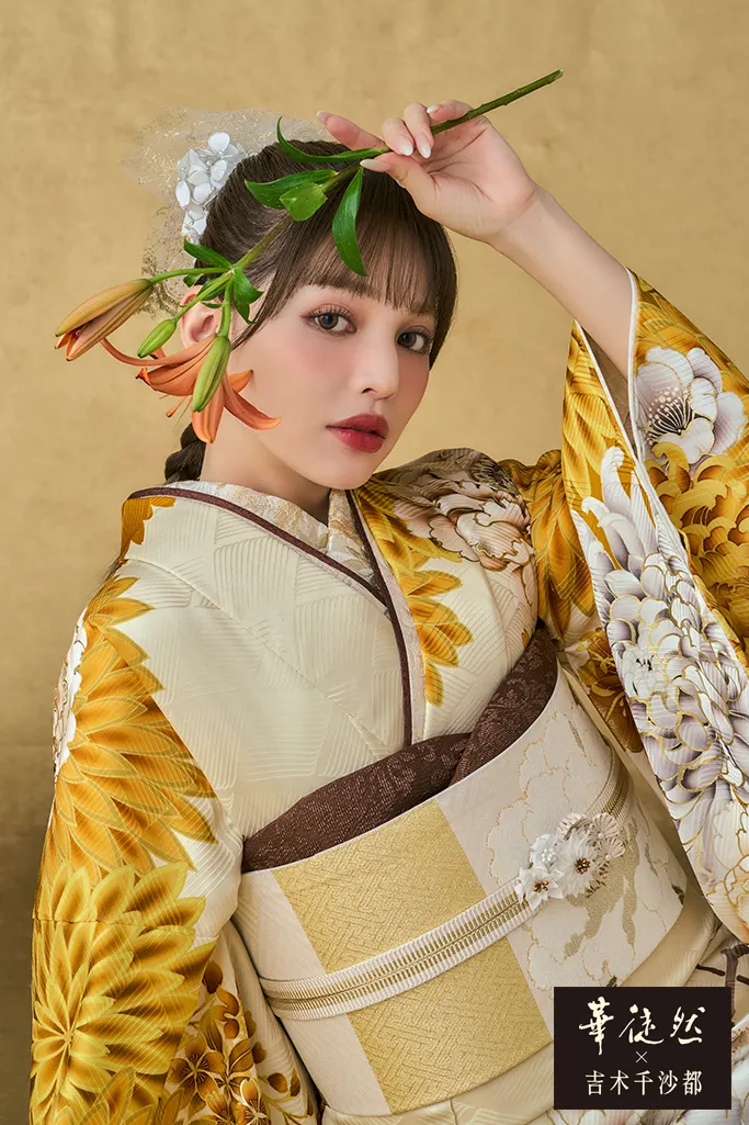 TAKAZENのレンタル振袖 華徒然×吉木千沙都ブランド振袖　イエロー/マスタード　ボタン柄　個性派　人と被らない　清楚【通販可】K1262