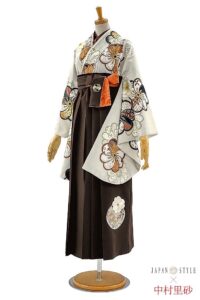 袴　レンタル　JAPANSTYLE×中村里砂ブランド袴　くすみカラー古典　ベージュ　ねじり梅　シンプル　大人っぽい　古典柄【通販可】R25056