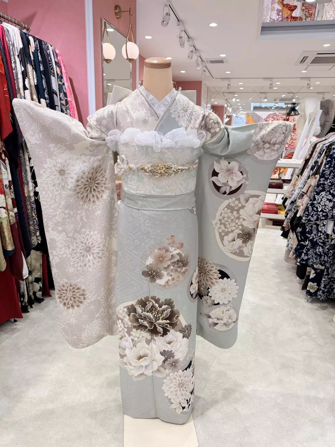 TAKAZEN姫路店　姫路市　成人式振袖　淡い　カワイイ　水色　ミントグリーン　写真映え　目立つ　玉城ティナ　紅一点　白色