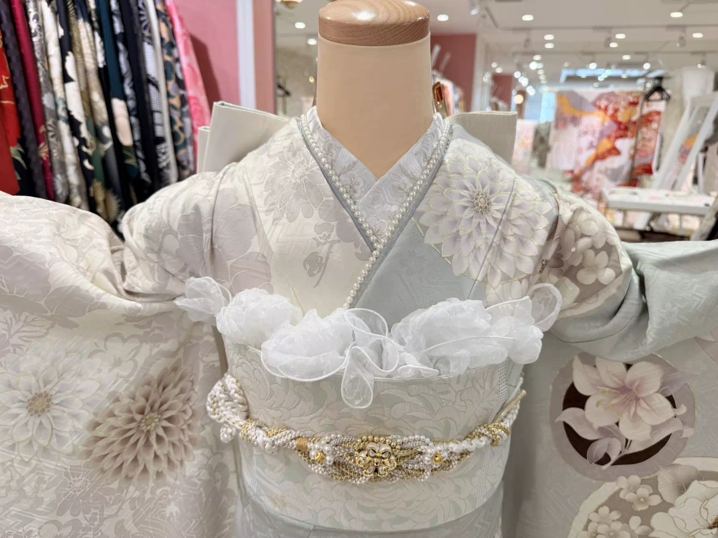 TAKAZEN姫路店　姫路市　成人式振袖　淡い　カワイイ　水色　ミントグリーン　写真映え　目立つ　玉城ティナ　紅一点　白色