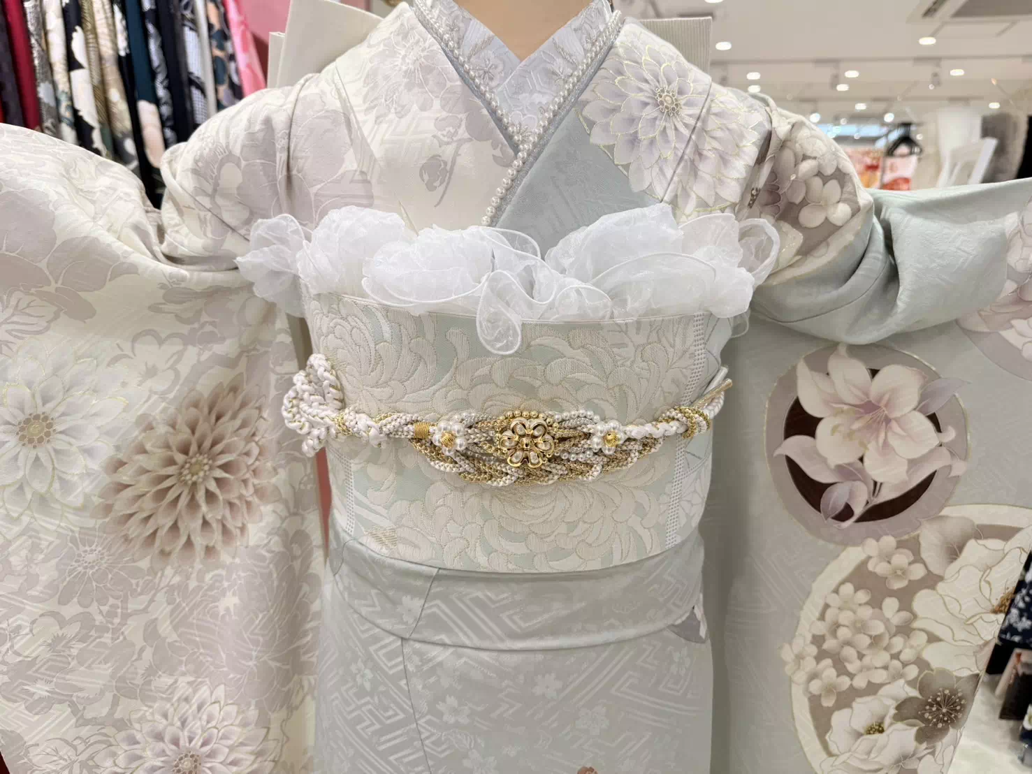 TAKAZEN姫路店　姫路市　成人式振袖　淡い　カワイイ　水色　ミントグリーン　写真映え　目立つ　玉城ティナ　紅一点　白色
