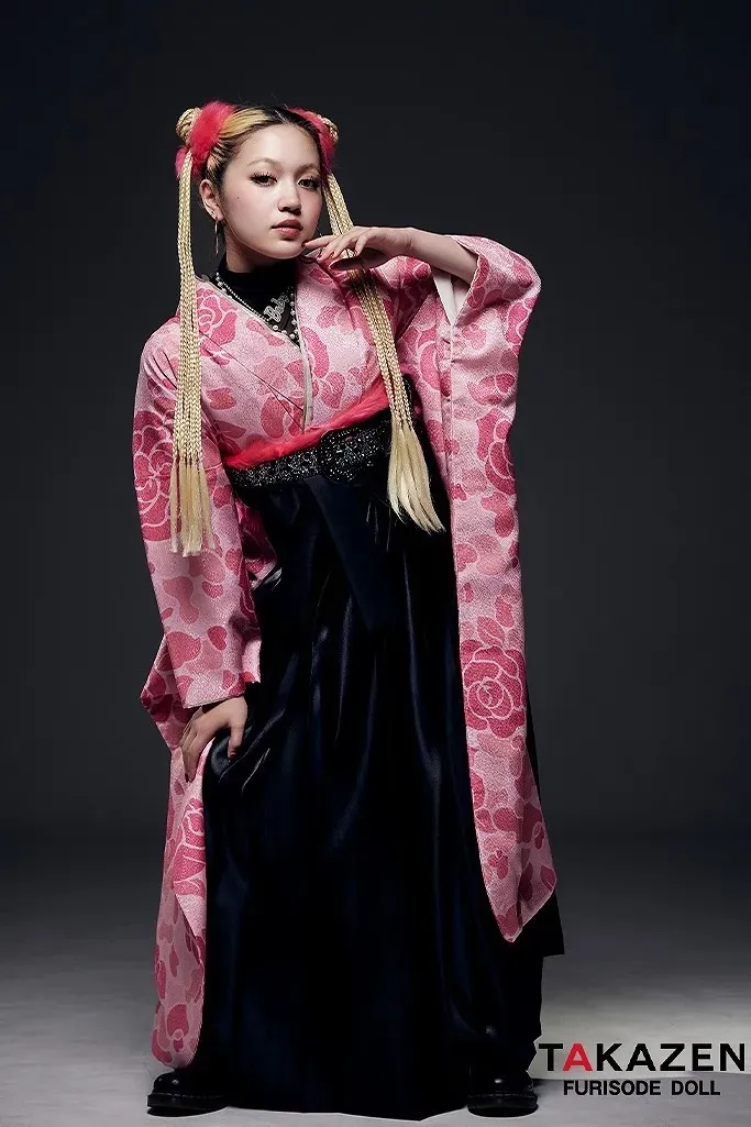 ストリートスタイル　HIROCKコラボ袴　ピンク　カモフラ　迷彩　レザー袴　おしゃれ　ブーツコーデ