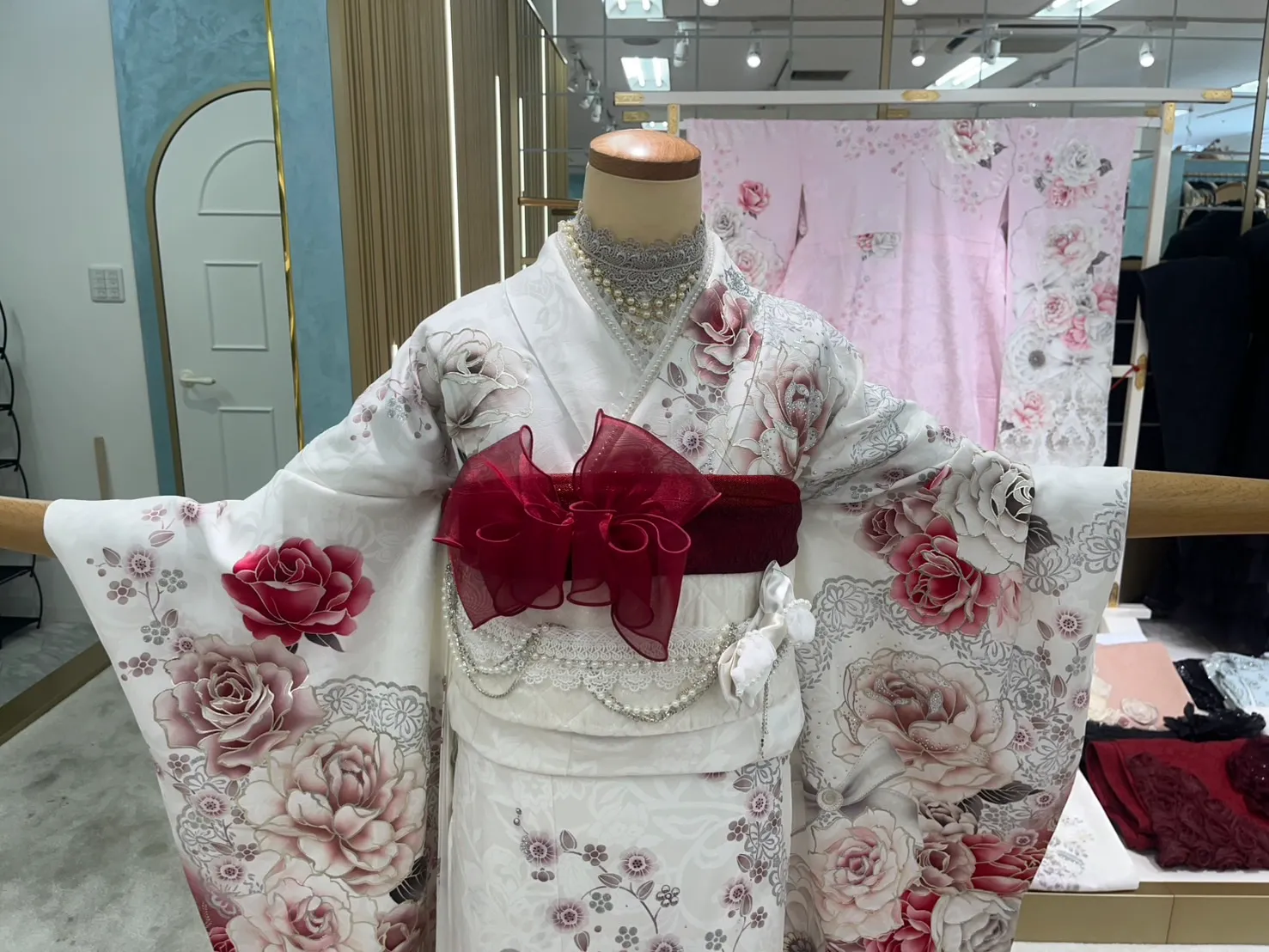 前撮り　振袖　撮影会　振袖レンタル可愛いTAKAZENオリジナルタカゼン心斎橋店キラキラヘップバーン赤色ホワイト