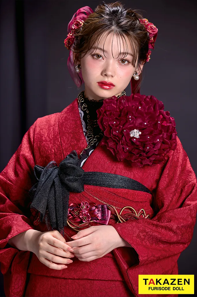 TAKAZEN　奈良　振袖　レンタル　成人式　ヘップバーンローズ　赤　薔薇モチーフ付き　立体花　最先端　エレガント　人と被らない　レースインナー/ブーツスタイル　南琴奈