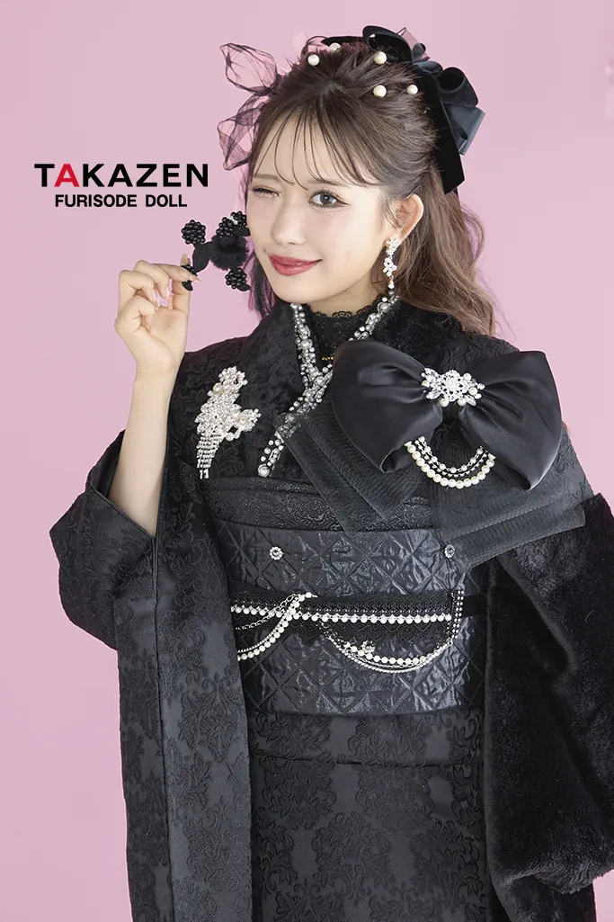 TAKAZEN　奈良　振袖　レンタル　成人式　ヘップバーンシュシュ　黒　ファー/ジャガード生地　リボン・キラキラパーツ付き　ふわふわ振袖　人とかぶらない　かわいい　セレブ　伊藤桃々