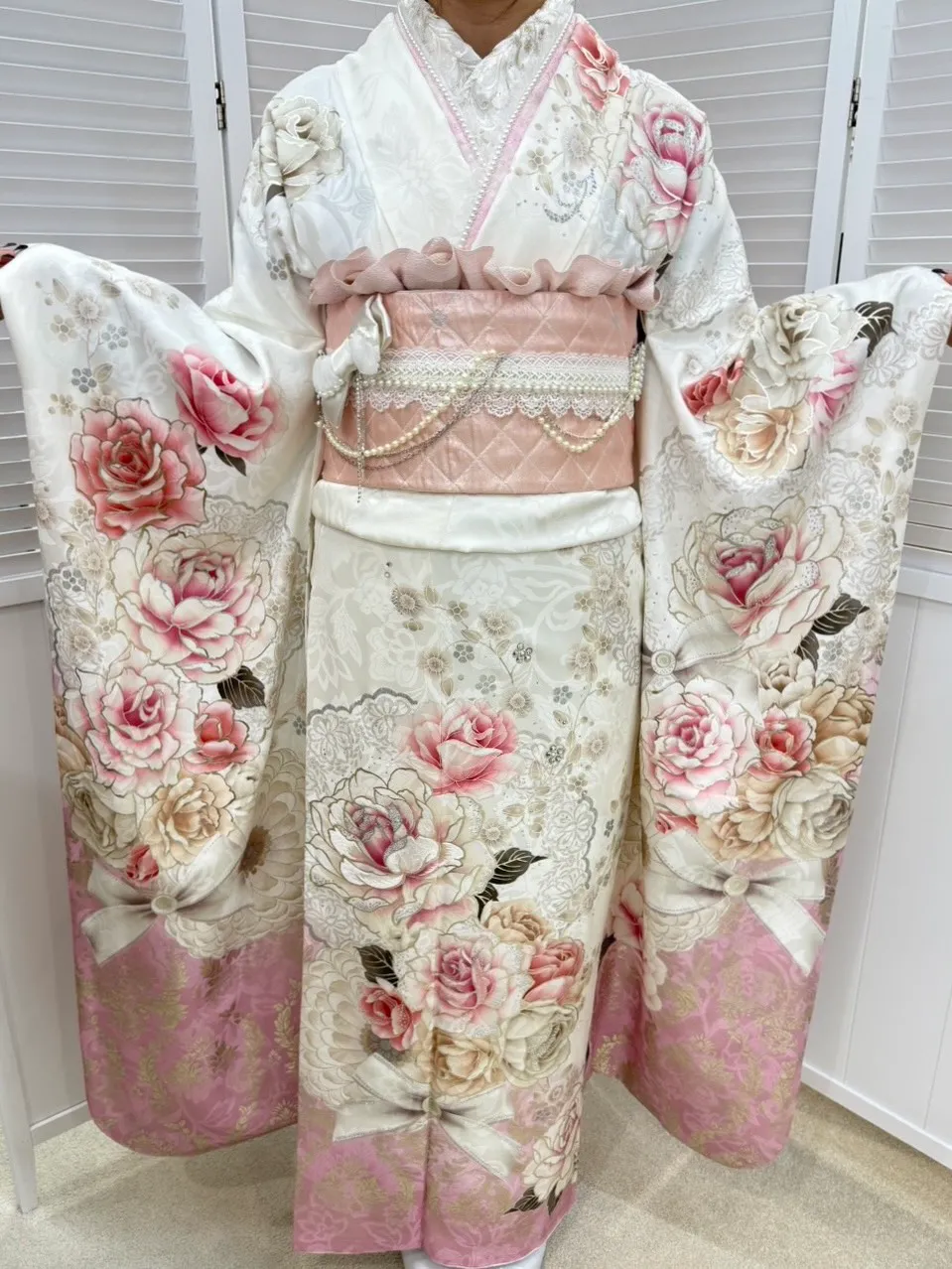 TAKAZEN橿原　奈良　橿原　成人式　振袖　振袖レンタル　前撮り　卒業式　袴レンタルヘップバーンローズ　白/ピンク　バラ柄/リボン柄　かわいい振袖　透明感　リボンアレンジ　キラキラスワロフスキー付き　南琴奈【通販可】26009