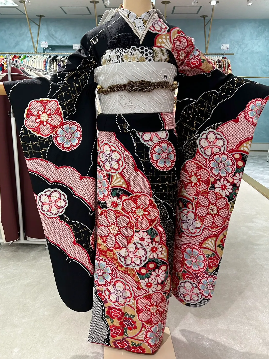 ジャパンモード　黒/赤　豪華絞り柄　渋い　かっこいい　極妻風振袖　大人っぽい