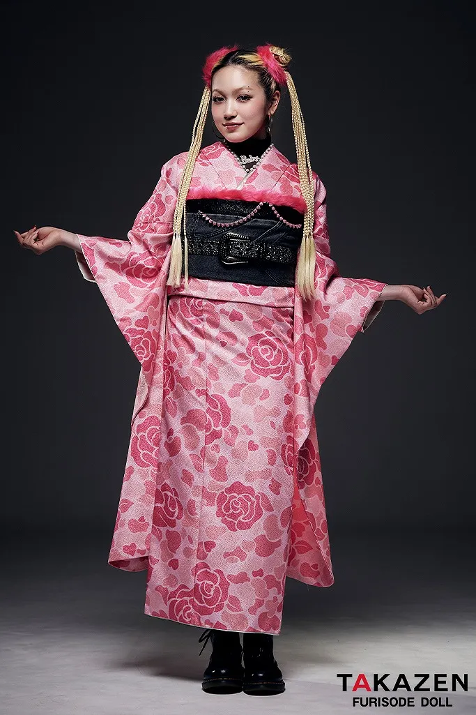 TAKAZEN　奈良　振袖　レンタル　成人式　ストリートスタイル　HIROCKコラボ振袖　ピンク　迷彩　ロック　デニム帯　ブーツコーデ