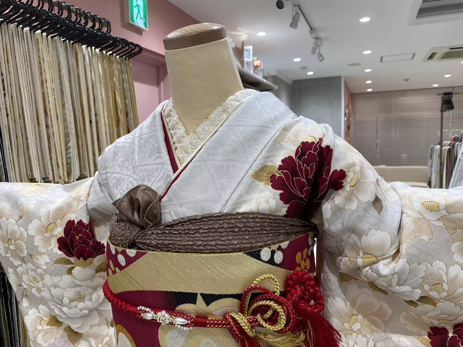 TAKAZEN姫路店　姫路市　成人式　卒業式　袴　振袖　イマドキ振袖　キラキラ　ヘップバーン　　白　金
