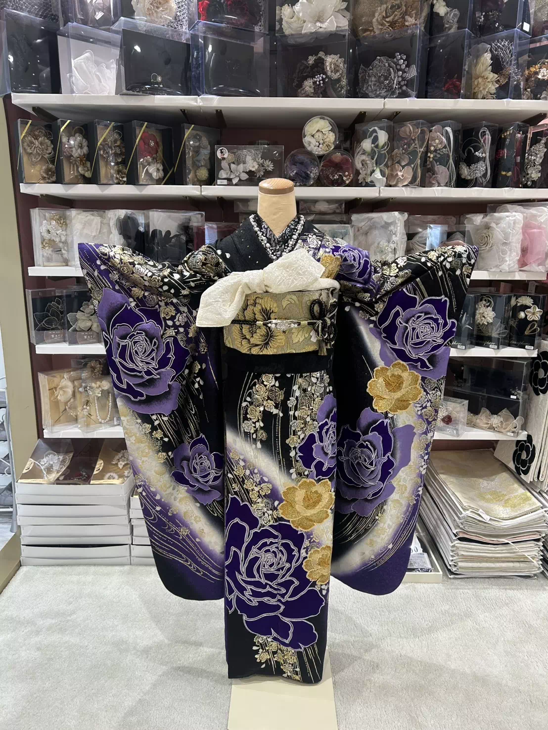 TAKAZEN姫路店　姫路市　成人式　卒業式　袴　振袖　イマドキ振袖　キラキラ　ヘップバーン　黒紫　ギャル　スパンコール　薔薇　バラ柄振袖