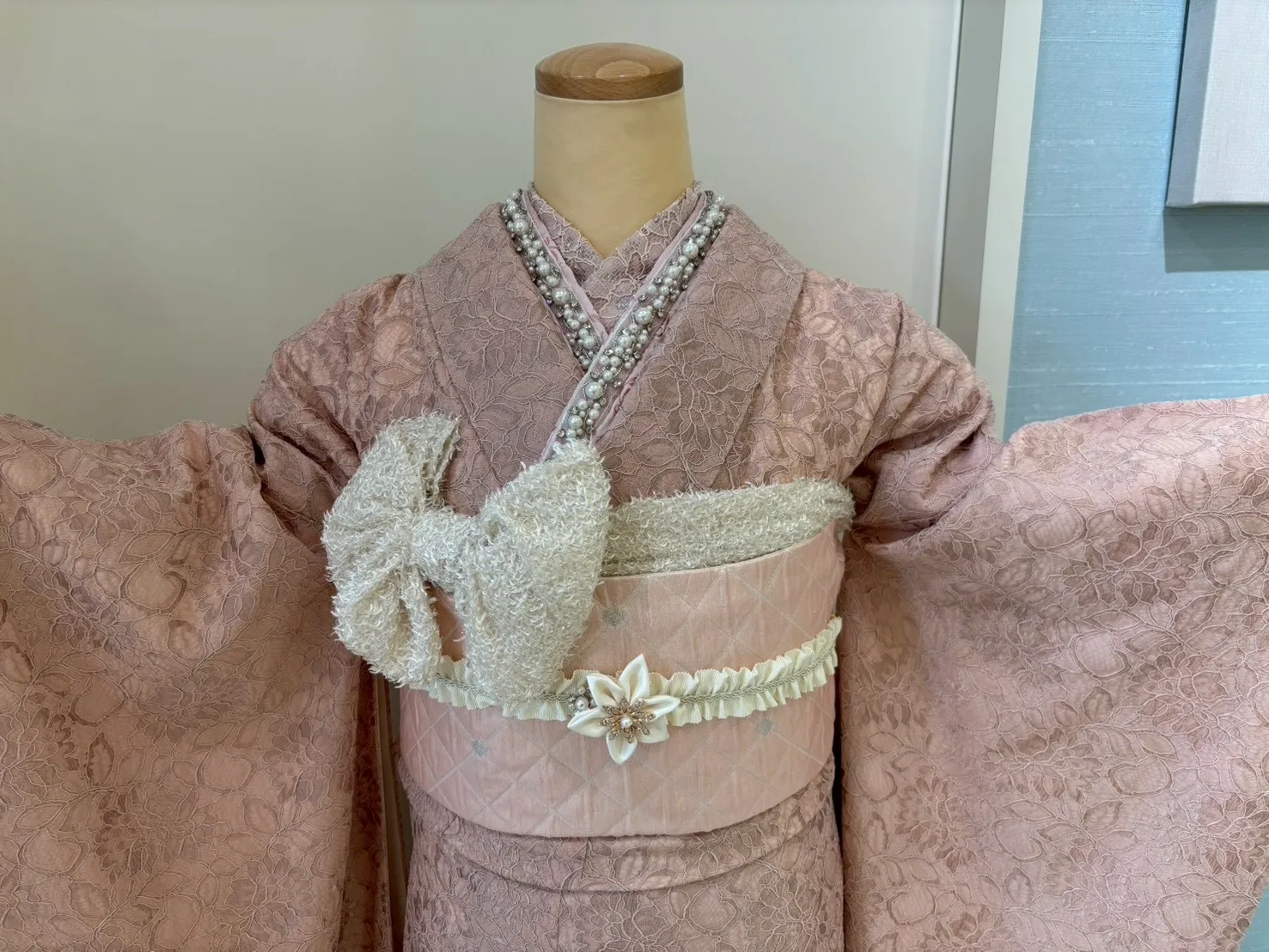 成人式　振袖レンタル　くすみカラー　ピンク　白　カワイイ　レース