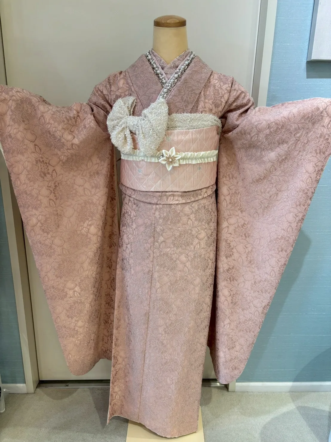 成人式　振袖レンタル　くすみカラー　ピンク　白　カワイイ　レース