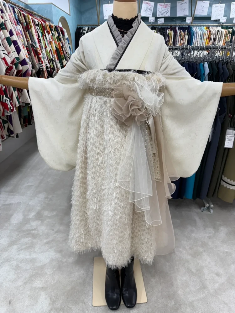 前撮り　袴　撮影会　大阪　なんば　心斎橋　人気くすみカラー　白/オフホワイト　ドレス袴　シャギー素材　洋風　ガーリー　かぶらない　ブーツスタイル　かわいい