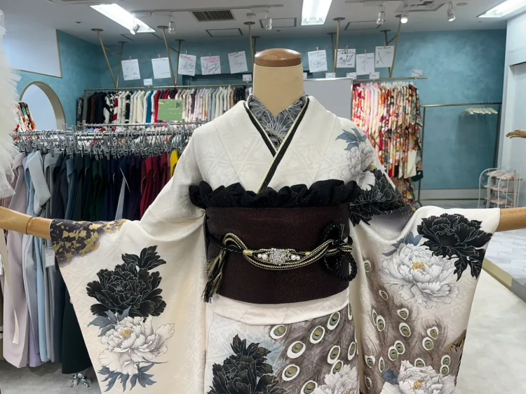 振袖レンタル　成人式　なんば　心斎橋　天王寺　大阪　人気タカゼンオリジナルジャパンモード孔雀柄黒色