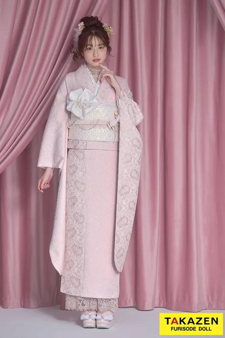 くすみカラーガーリー　ピンク/淡い色　無地　レース/ジャガード生地　かわいい振袖　フェミニン　量産型　レースインナーコーデ　葛西杏也菜　TAKAZEN　奈良　振袖　レンタル　成人式