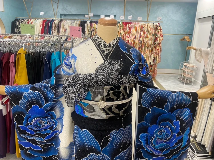 クール系　黒/青　薔薇柄　目立つ大柄　派手振袖　キラキラスワロフスキー付き　ラグジュアリー