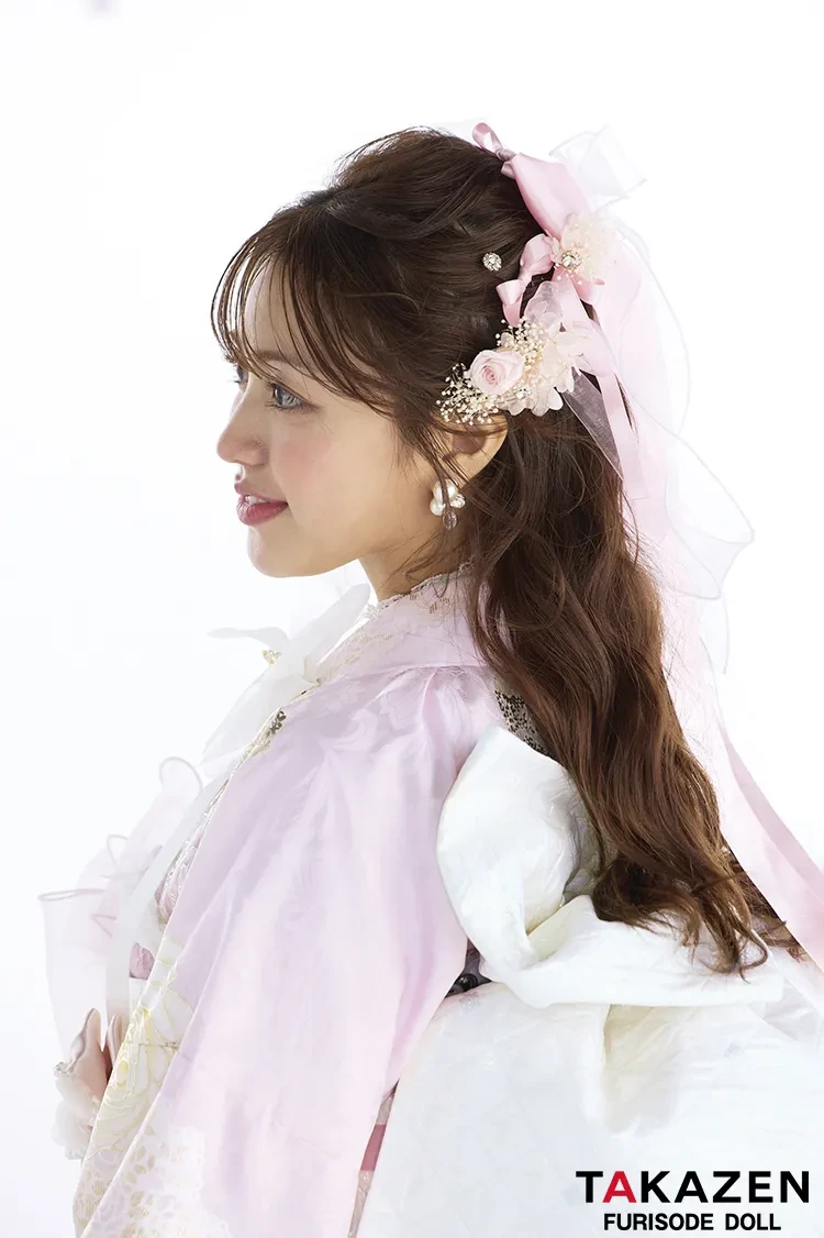 TAKAZENのレンタル振袖 ヘップバーン最新作 コスメカラー ピンク バラ柄/リボン柄 一番かわいい ガーリー キラキラ スワロフスキー・パール付き 香音【通販可】27001