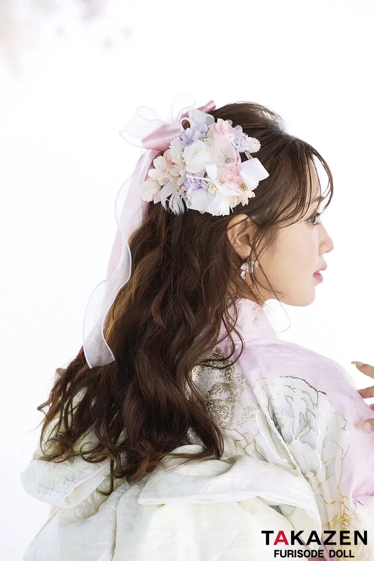 TAKAZENのレンタル振袖 ヘップバーン最新作 コスメカラー ピンク バラ柄/リボン柄 一番かわいい ガーリー キラキラ スワロフスキー・パール付き 香音【通販可】27001