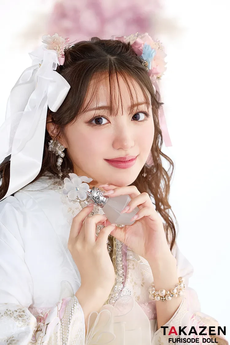 TAKAZENのレンタル振袖 ヘップバーン最新作 コスメカラー 白ピンク 薔薇柄/リボン柄 一番かわいい ガーリー キラキラ スワロフスキー・パール付き 香音【通販可】27002
