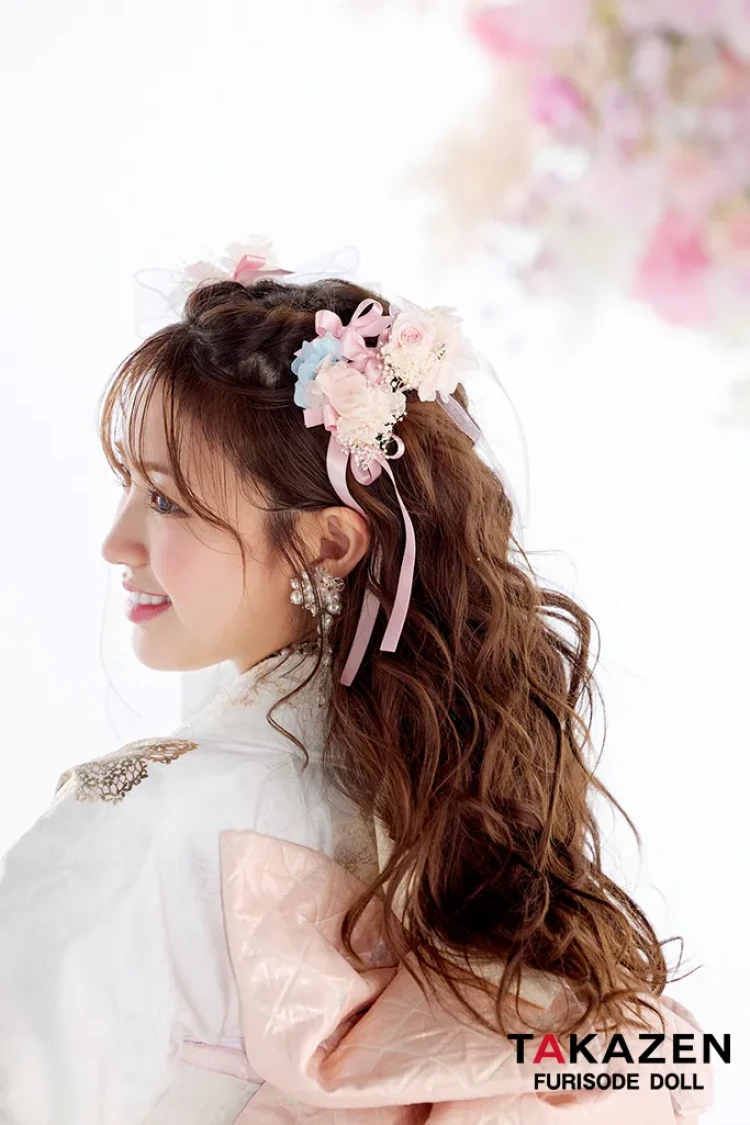 TAKAZENのレンタル振袖 ヘップバーン最新作　コスメカラー　白ピンク　薔薇柄/リボン柄　一番かわいい　ガーリー　キラキラ　スワロフスキー・パール付き　香音【通販可】27002