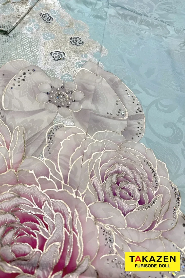 TAKAZENのレンタル振袖 ヘップバーン最新作　コスメカラー　水色/ピンク　バラ柄/リボン柄　透明感　かわいい　ガーリー　キラキラ　スワロフスキー・パール付き　香音【通販可】27003