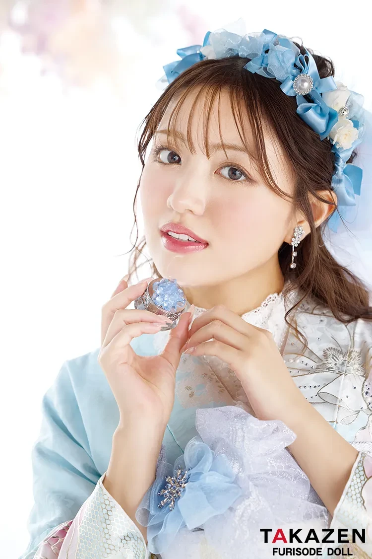 TAKAZENのレンタル振袖 ヘップバーン最新作　コスメカラー　水色/ピンク　バラ柄/リボン柄　透明感　かわいい　ガーリー　キラキラ　スワロフスキー・パール付き　香音【通販可】27003