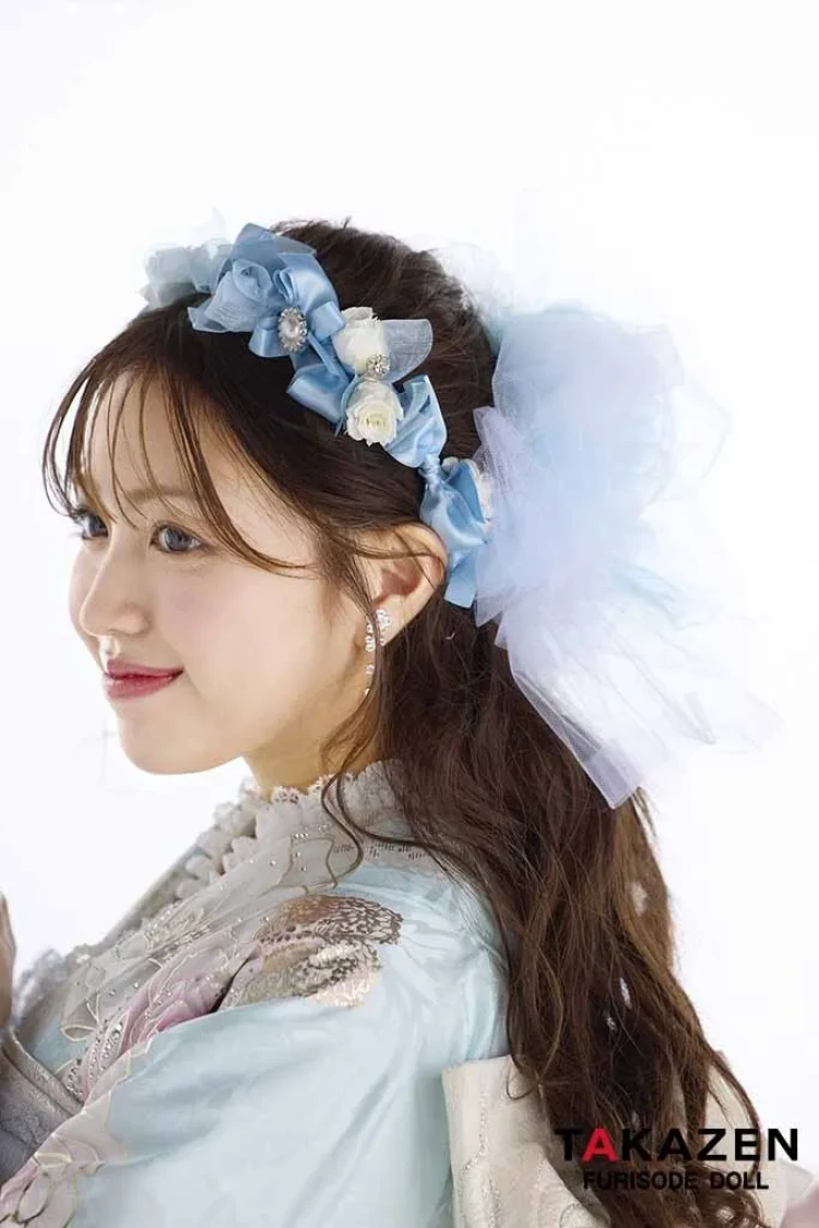 TAKAZENのレンタル振袖 ヘップバーン最新作　コスメカラー　水色/ピンク　バラ柄/リボン柄　透明感　かわいい　ガーリー　キラキラ　スワロフスキー・パール付き　香音【通販可】27003