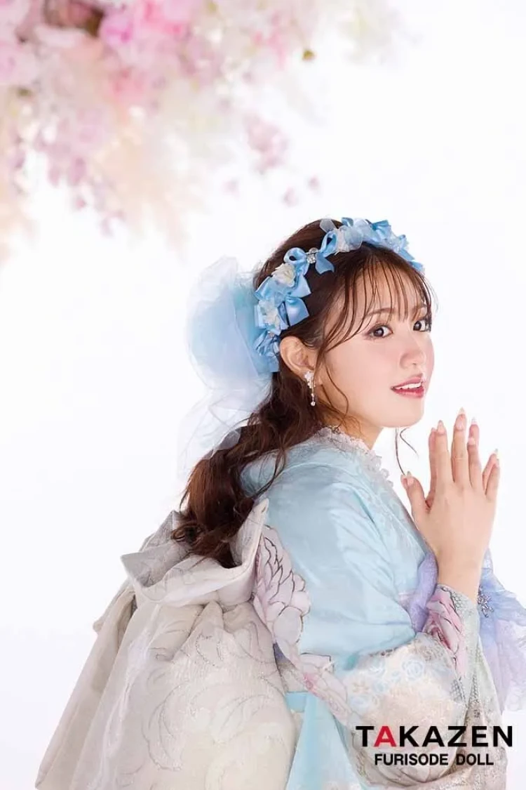 TAKAZENのレンタル振袖 ヘップバーン最新作　コスメカラー　水色/ピンク　バラ柄/リボン柄　透明感　かわいい　ガーリー　キラキラ　スワロフスキー・パール付き　香音【通販可】27003