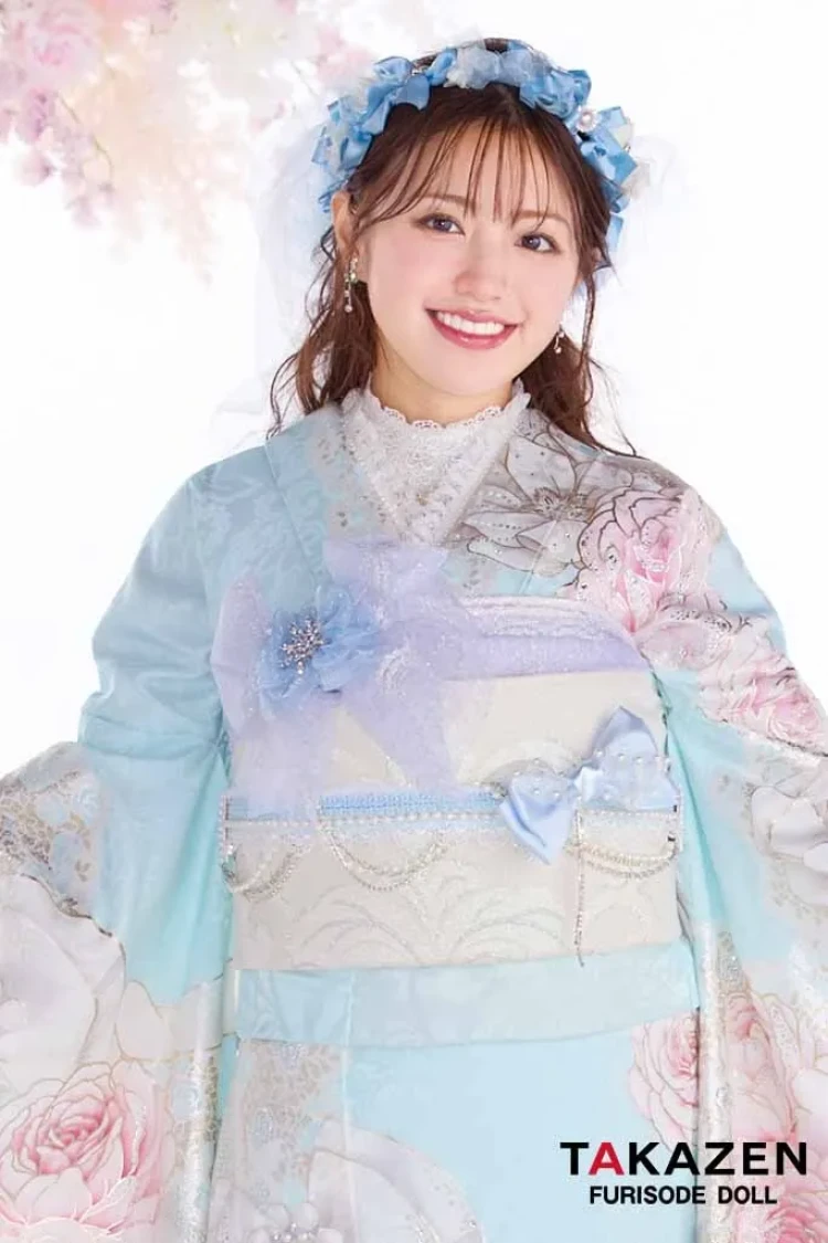 TAKAZENのレンタル振袖 ヘップバーン最新作　コスメカラー　水色/ピンク　バラ柄/リボン柄　透明感　かわいい　ガーリー　キラキラ　スワロフスキー・パール付き　香音【通販可】27003