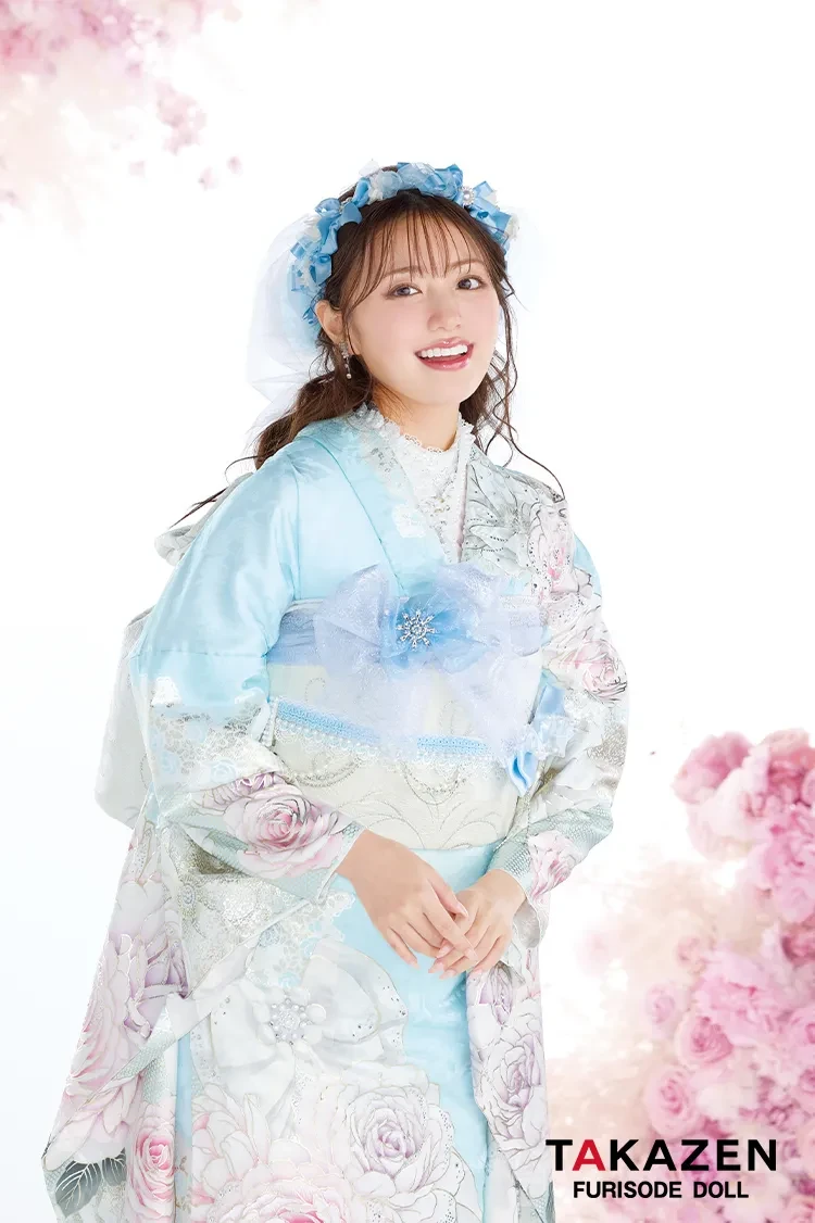 TAKAZENのレンタル振袖 ヘップバーン最新作　コスメカラー　水色/ピンク　バラ柄/リボン柄　透明感　かわいい　ガーリー　キラキラ　スワロフスキー・パール付き　香音【通販可】27003