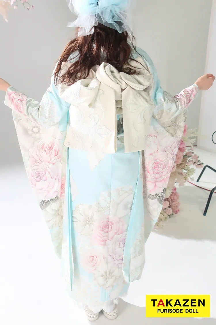 TAKAZENのレンタル振袖 ヘップバーン最新作　コスメカラー　水色/ピンク　バラ柄/リボン柄　透明感　かわいい　ガーリー　キラキラ　スワロフスキー・パール付き　香音【通販可】27003