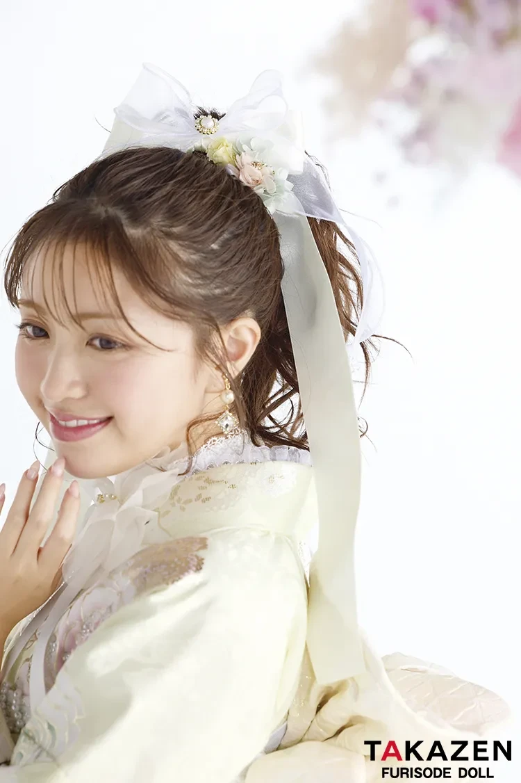 TAKAZENのレンタル振袖 ヘップバーン最新作 コスメカラー イエロー/ペールイエロー バラ柄/リボン柄 透明感 かわいい ガーリー キラキラ スワロフスキー・パール付き 香音【通販可】27004