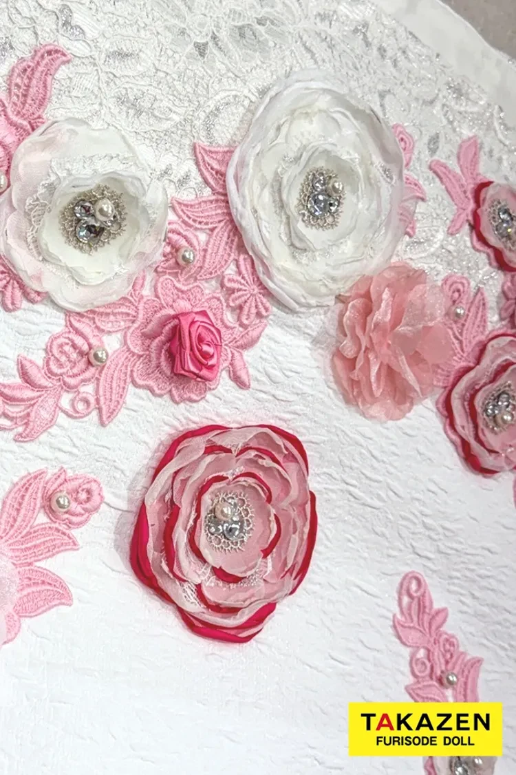 TAKAZENのレンタル振袖 最新作ヘップバーン　ミニョン　白ピンク　立体花/レース　一番かわいい　フレンチガーリー　キラキラビジュー付き　洋風　レースインナーコーデ　香音【通販可】27005